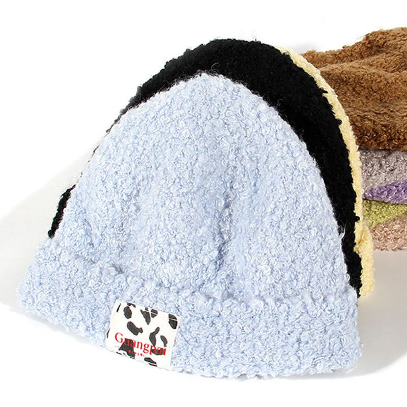 Femmes Teddy Velours Solide Couleur Vache Motif Lettre Tissu Étiquette Chaleur Bonnet Chapeau