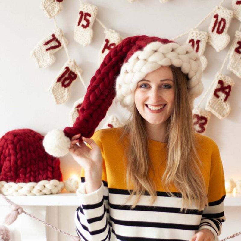 Les Femmes En Laine Faites À La Main Un Chapeau De Noël Chaud Et Créatif Tissé