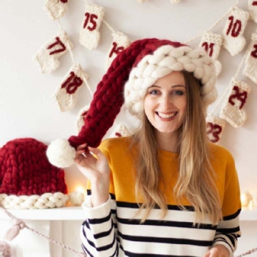 Les Femmes En Laine Faites À La Main Un Chapeau De Noël Chaud Et Créatif Tissé