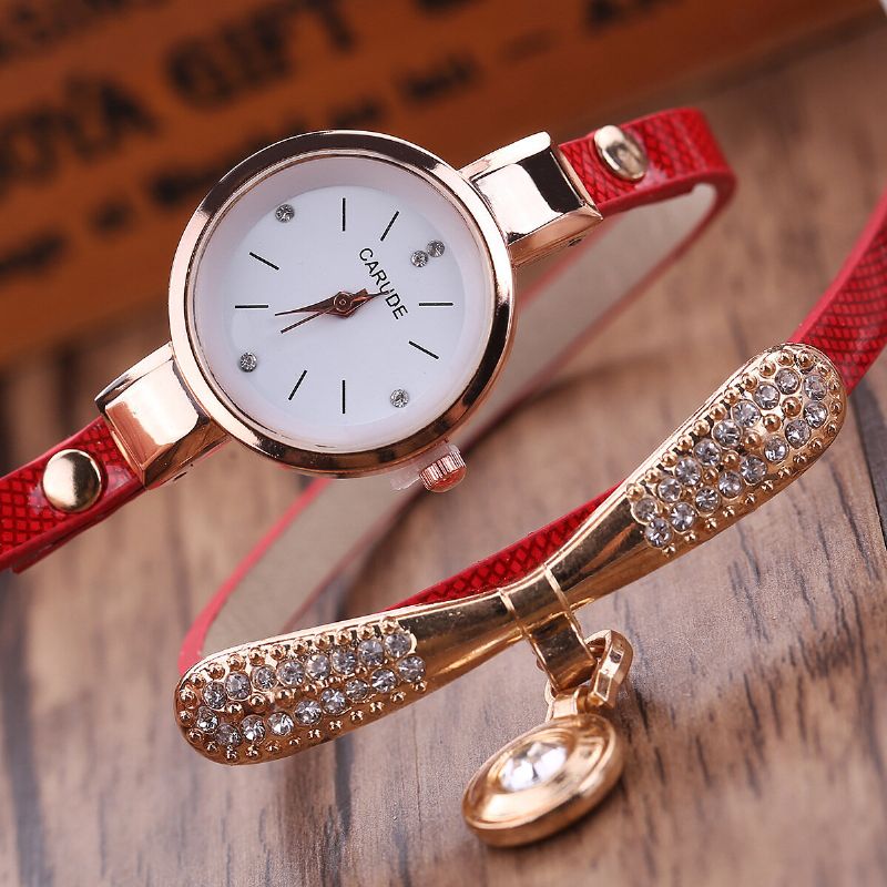 Retro Pu Strap Multi-layer Lady Watch Métal Géométrique Strass Bow Pendentif Femmes Montre À Quartz