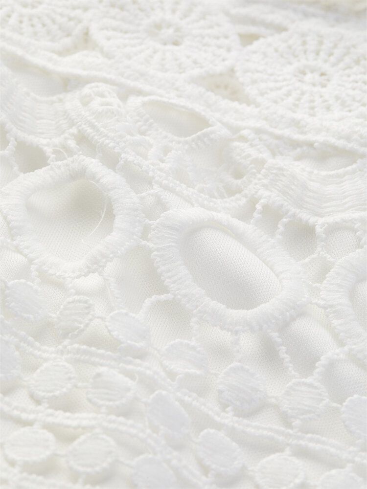 Robe Élégante En Dentelle Blanche À Col Haut Et Manches Longues